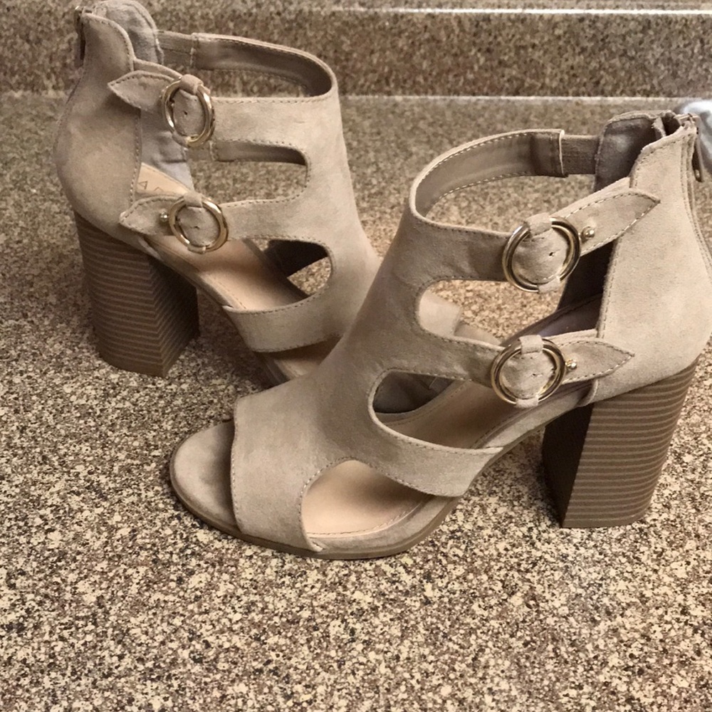 Ivory/tan size 7.5 “APT 9” heels